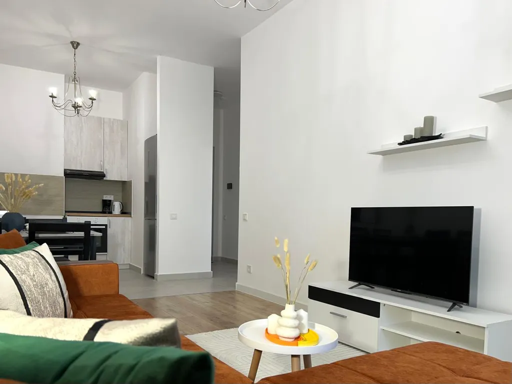 Атмосферная евродвушка, сияние в центре города