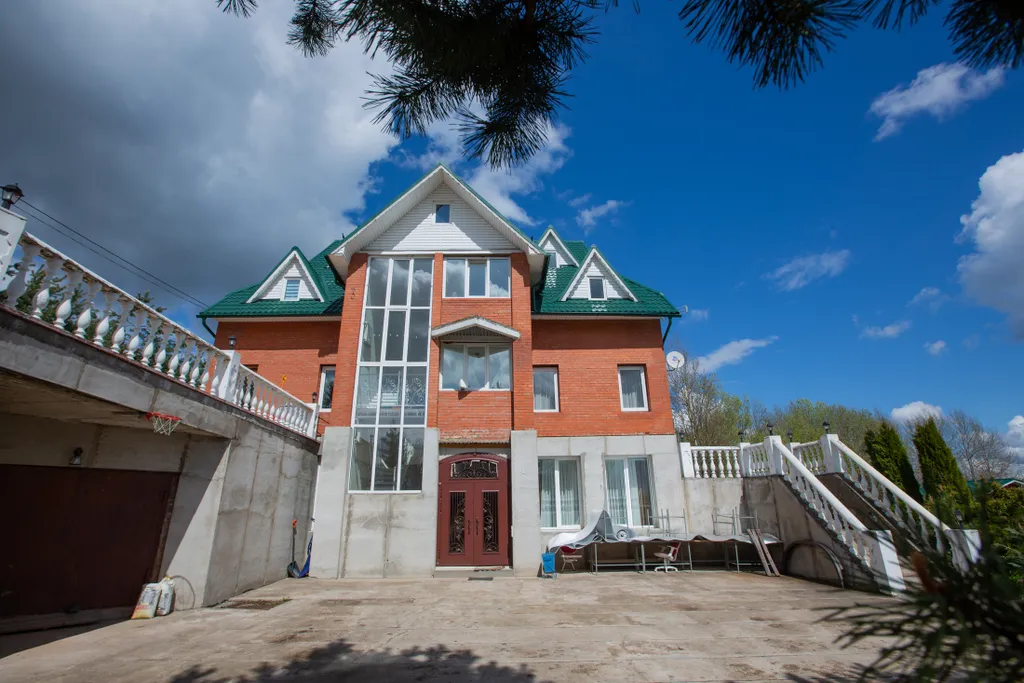 Большой трехэтажный дом