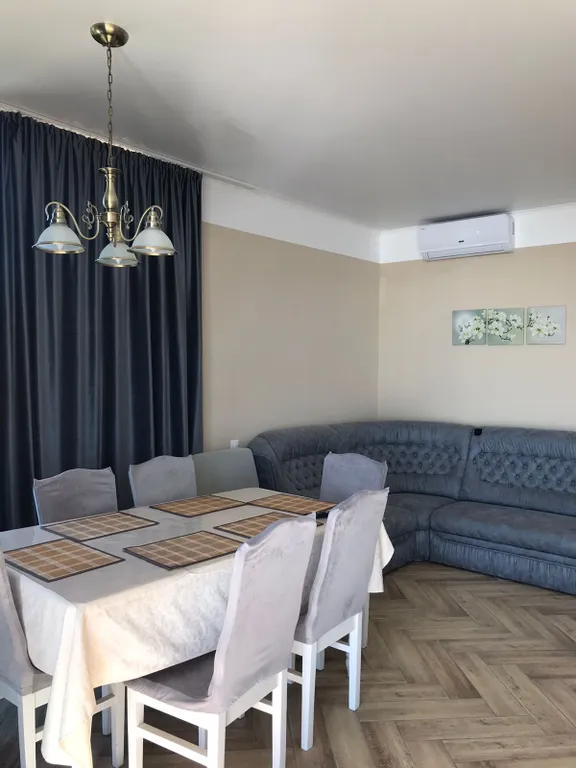 Просторная квартира-люкс в стиле английской классики с панорамным видом