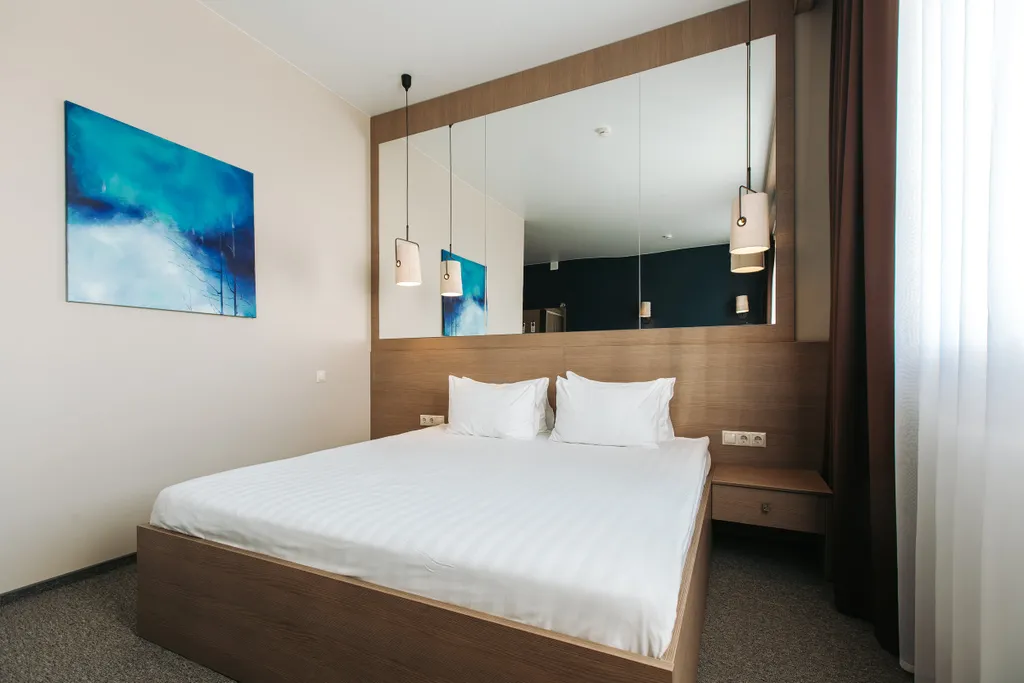 Номер люкс с двуспальной кроватью и диваном