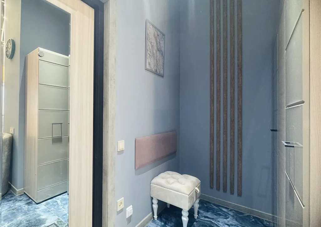 Студия скай класса в стиле модерн с панорамным видом на город