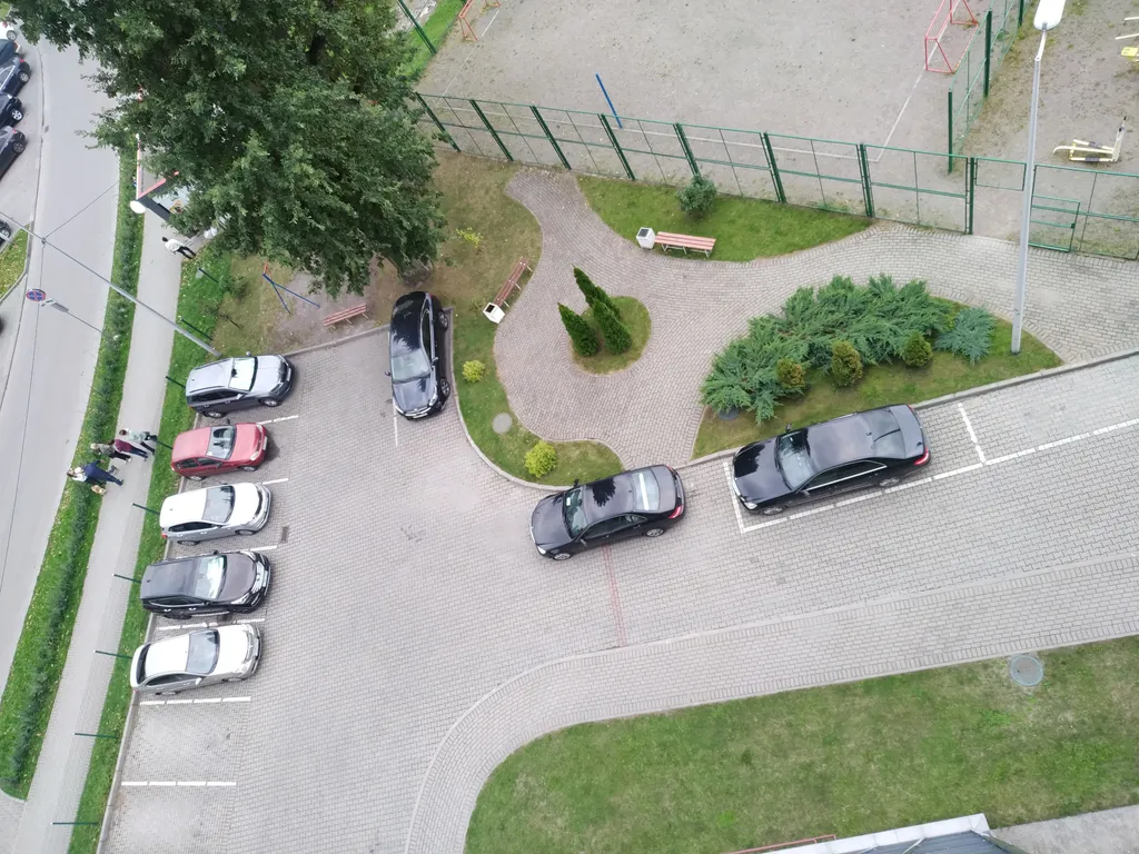 Огороженная парковка на Липовой аллее, Артиллерийская