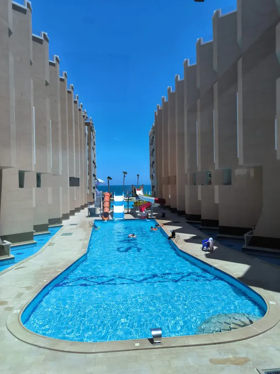 Уютная студия в терракотовом цвете на берегу моря, первая линия