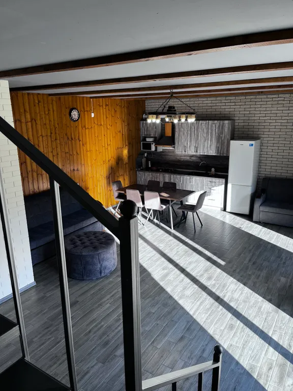 Красивый дом с видом на горы и реку