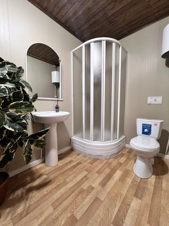 Уютный дом у реки с мангалом