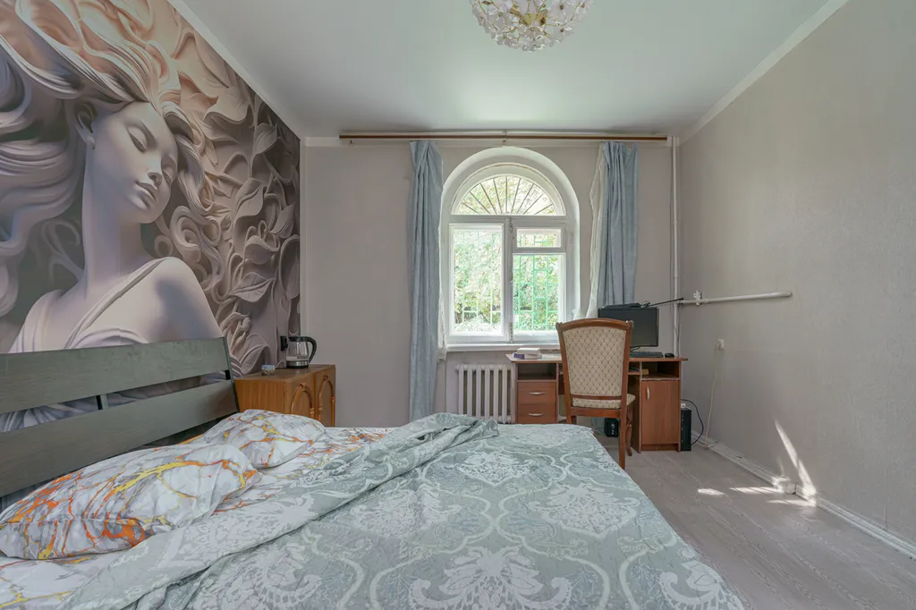 Большая комната с персональным компьютером