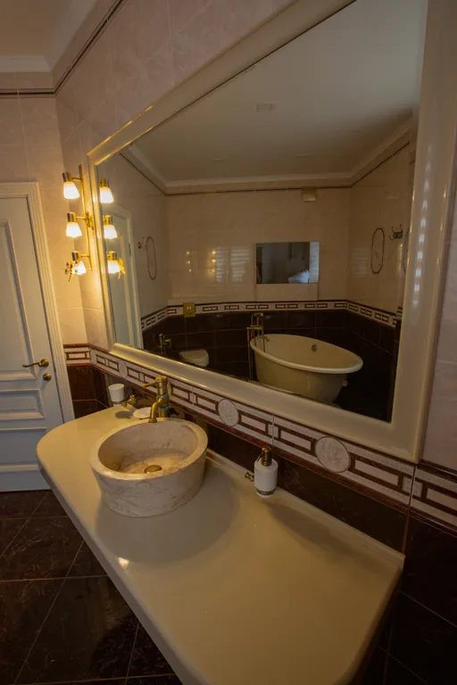 Большой трехэтажный дом