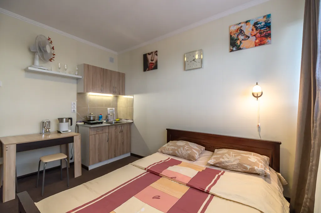 Истомáн для двоих с видом на город