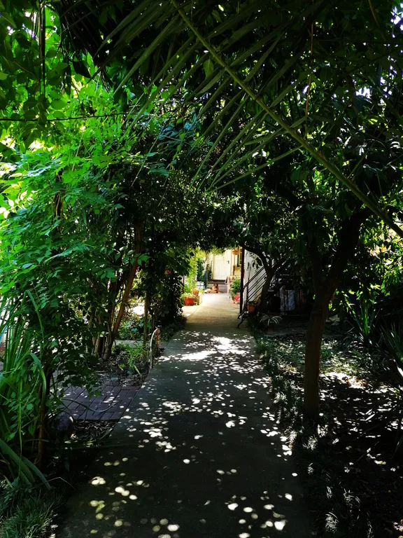 Уютная комната, удобства отдельно, на территории частного дома в центр