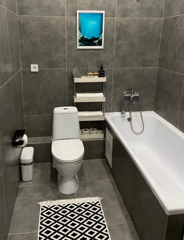 Романтичная светлая квартира с витражными окнами