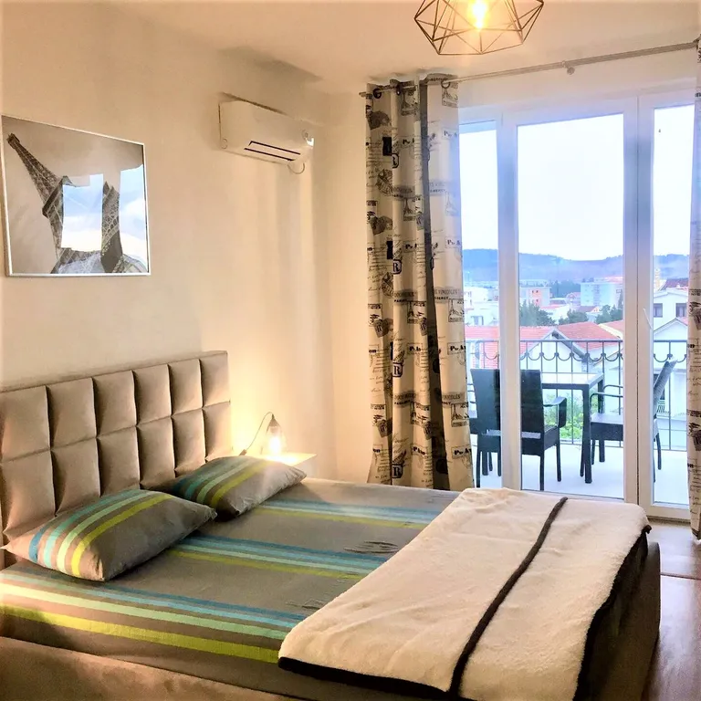 Апартаменты Париж с отдельной спальней и видом на море