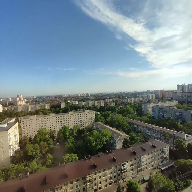 Стильнaя cтудия с видoм нa город и горы