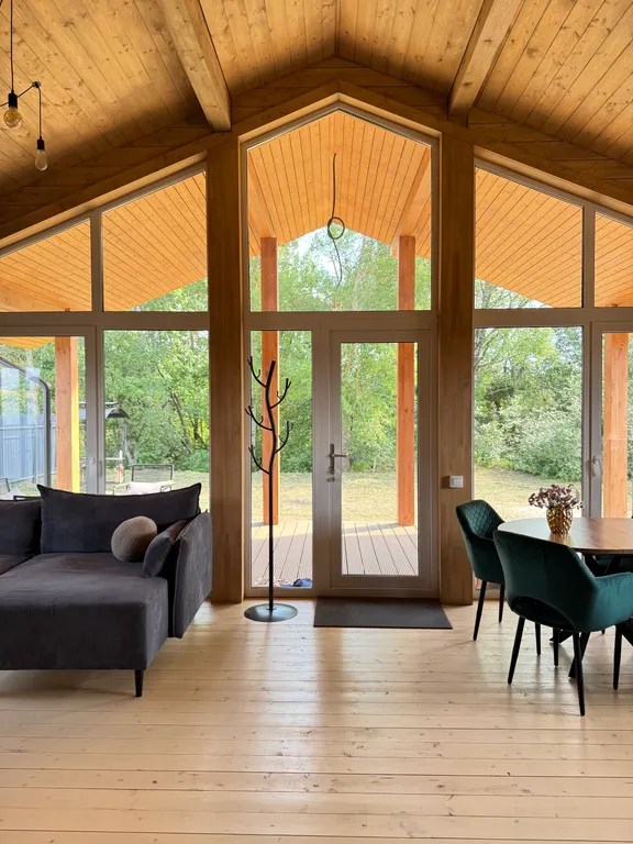 Уютный дом с панорамными окнами и баней на дровах