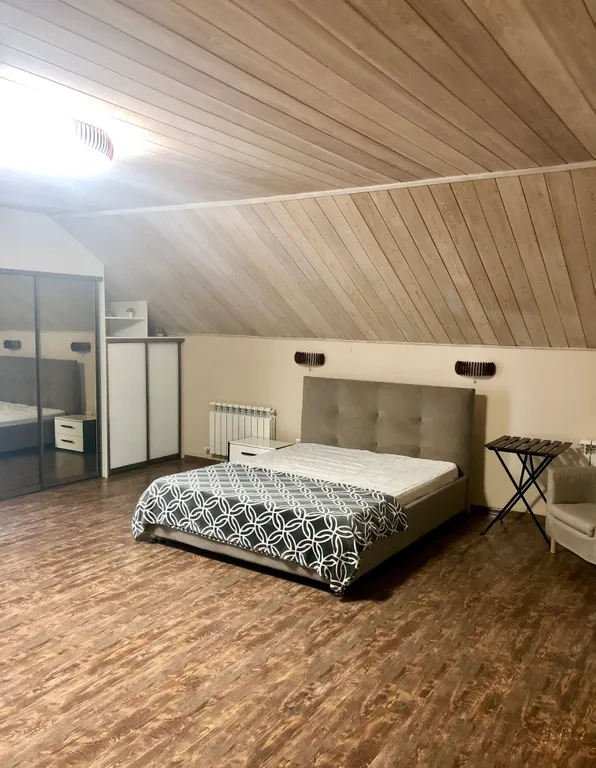 Дом с видом на сквер в центре города