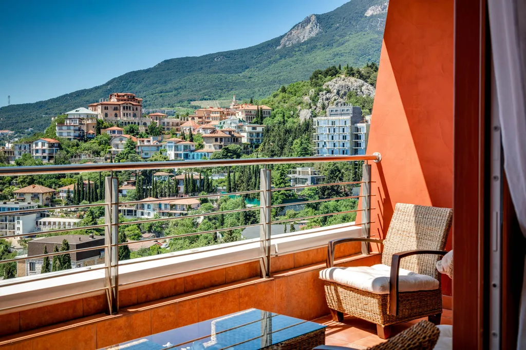 Трёхкомнатная квартира с панорамным видом на море и горы