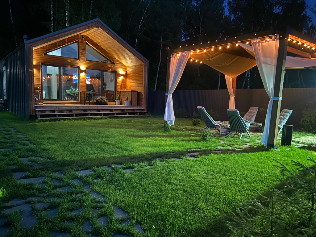 Дом в стиле Barn house в окружении леса