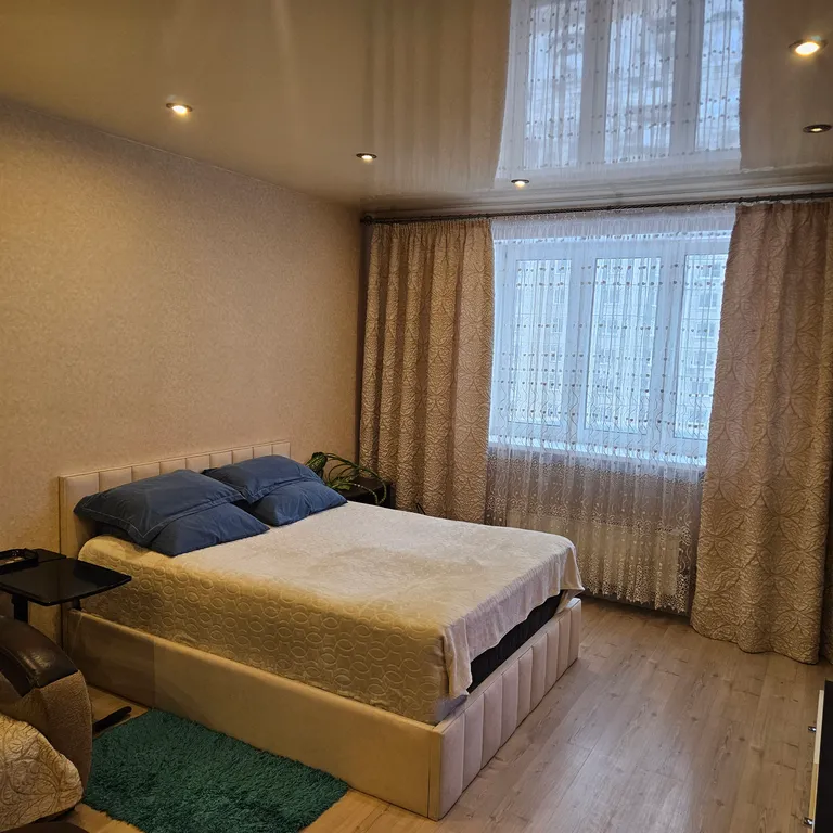 Большая квартира с лоджией в центре города