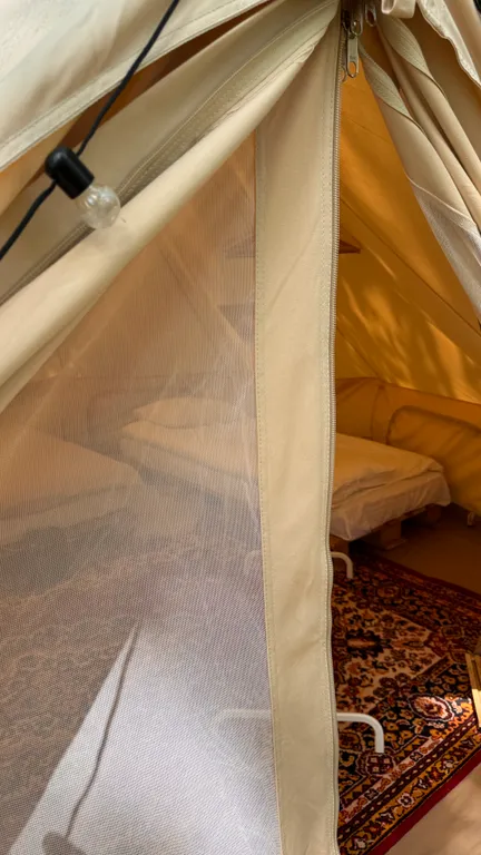 Большой шатёр в кемпинге вблизи озера