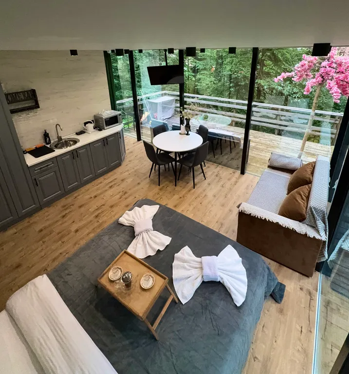 Стеклянный домик в сердце Домбая