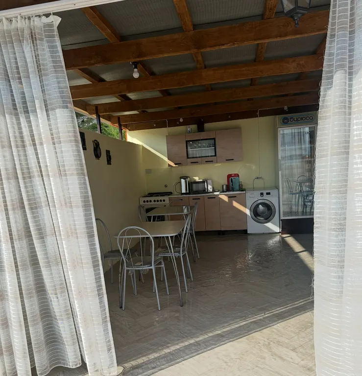 Дом в живописном спокойном месте и с видом на море