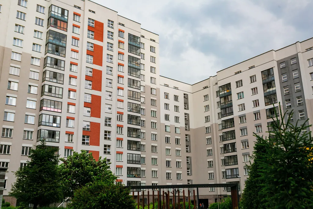 Стильная студия с кондиционером, качелями и кофеваркой