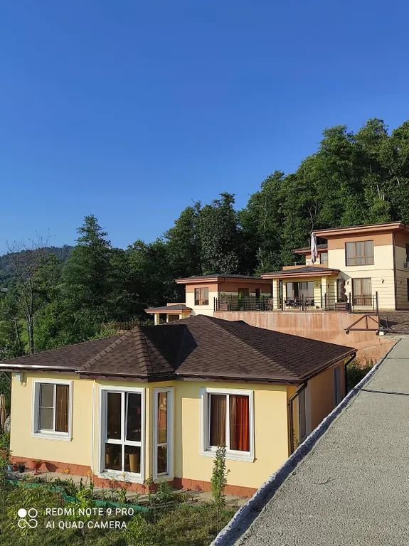 Просторный дом с райским садом на вершине холма с супер видами