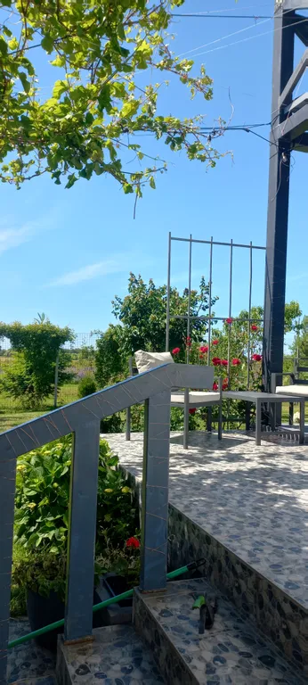 Дом с видом на море и отдельно стоящей баней.