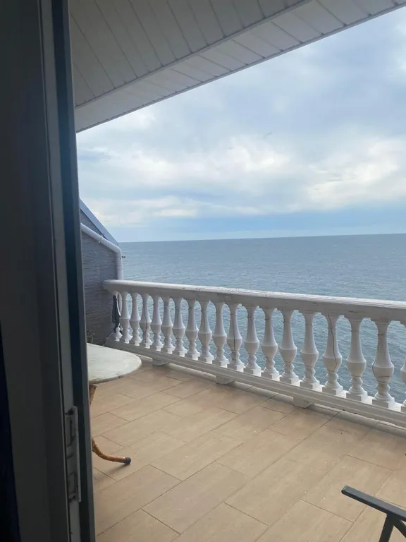 Двухуровневая квартира на самом берегу моря