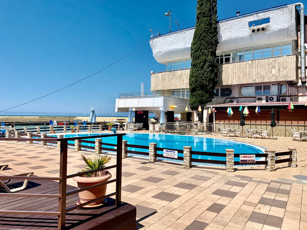 Большая квартира возле моря и бассейна