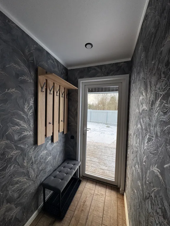 Уютный, небольшой сканди домик у леса