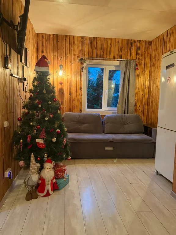 Дом с панорамными окнами на берегу озера, баня, лодка