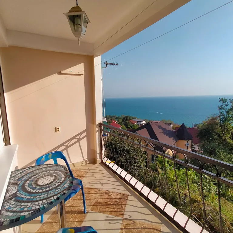 Трёхместный номер с видом на море