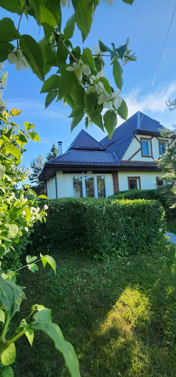 Большой коттедж у озера