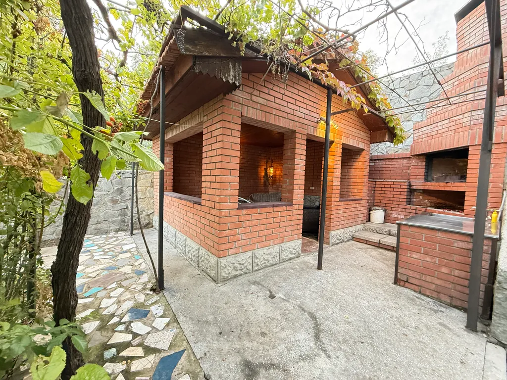 Солнце Ялты у моря с теплым бассейном