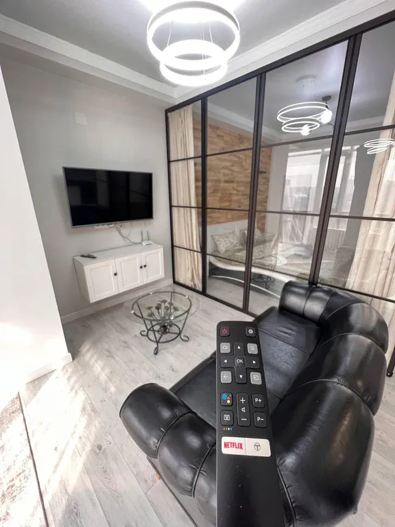 Витражные окна с красивым видом на город и новогодние салюты