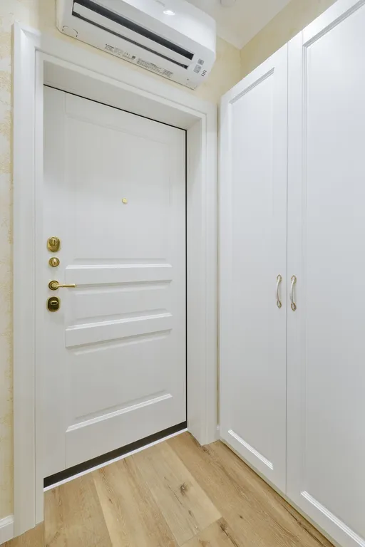 Квартира с дизайнерским ремонтом и видом на горы на побережье