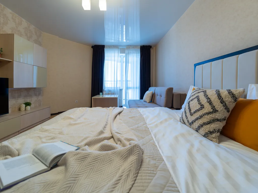 Двушка с подсветкой в спальне и панорамным балконом