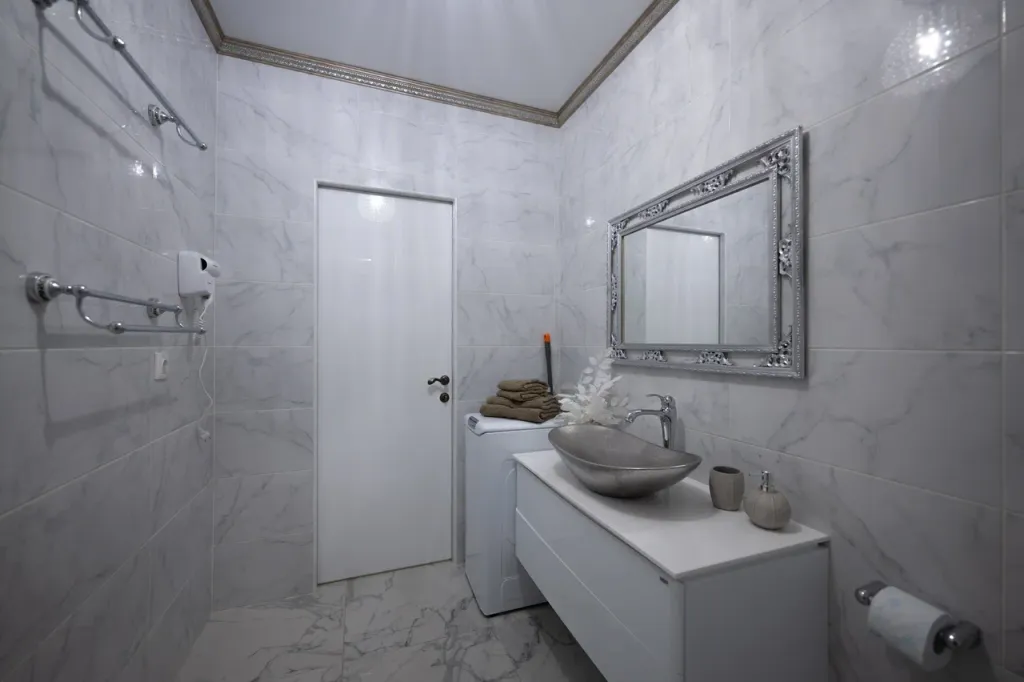 Современная уютная квартира с камином