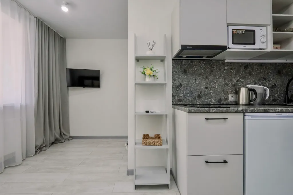 Очaровaтельнaя cтудия с уютными качелями на бaлконe