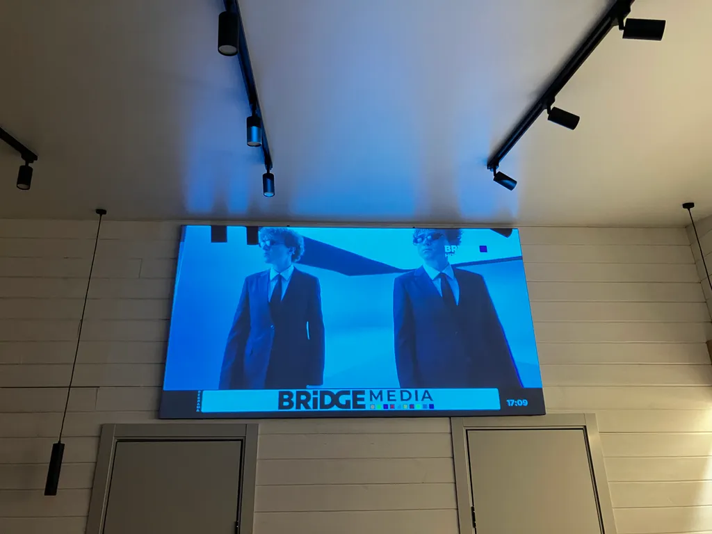 Новый дом с камином на берегу реки