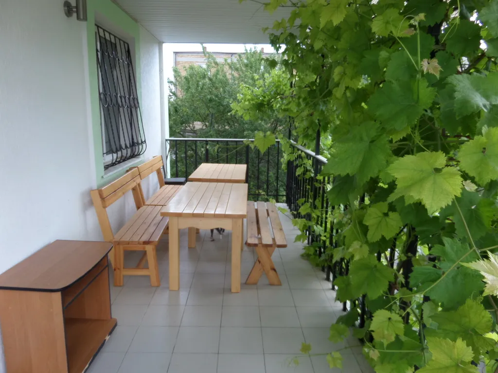 барлкон на втором этаже где взрослые вечерами пьют чай и знакомятся