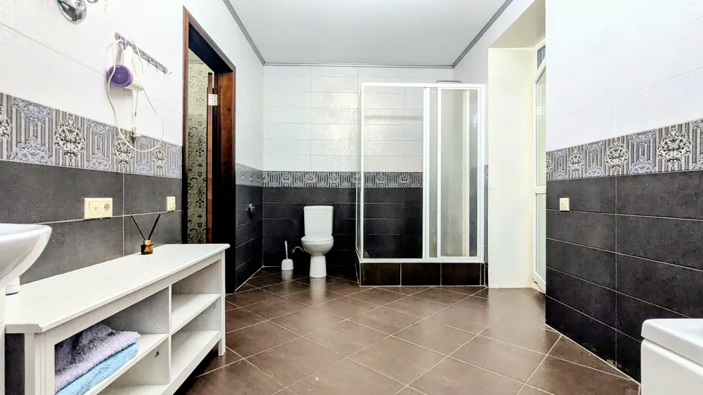 Дом с большой и крытой беседкой и с сауной