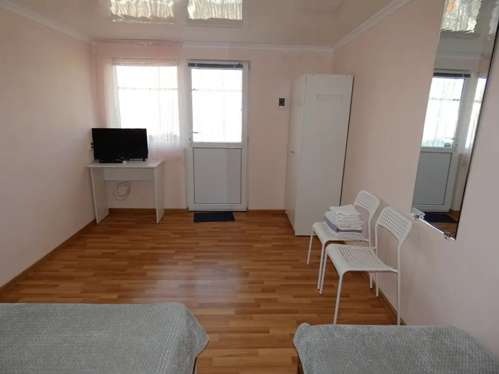 С общим душем и туалетом