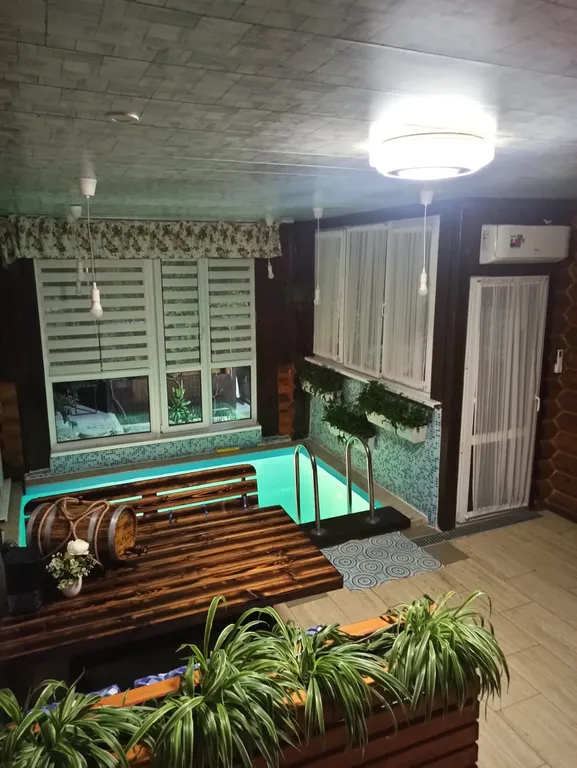 Дом с бассейном, чаном и баней для большой семьи