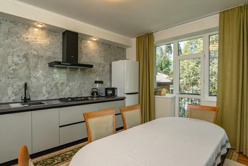 Уютные апартаменты в центре Ялты с видом на горы с 3-балконами