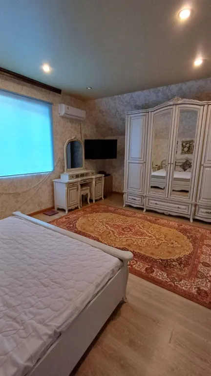 Деревянный дом в горах с видом на море