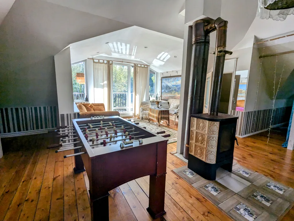 Большой красивый дом с камином в лесу