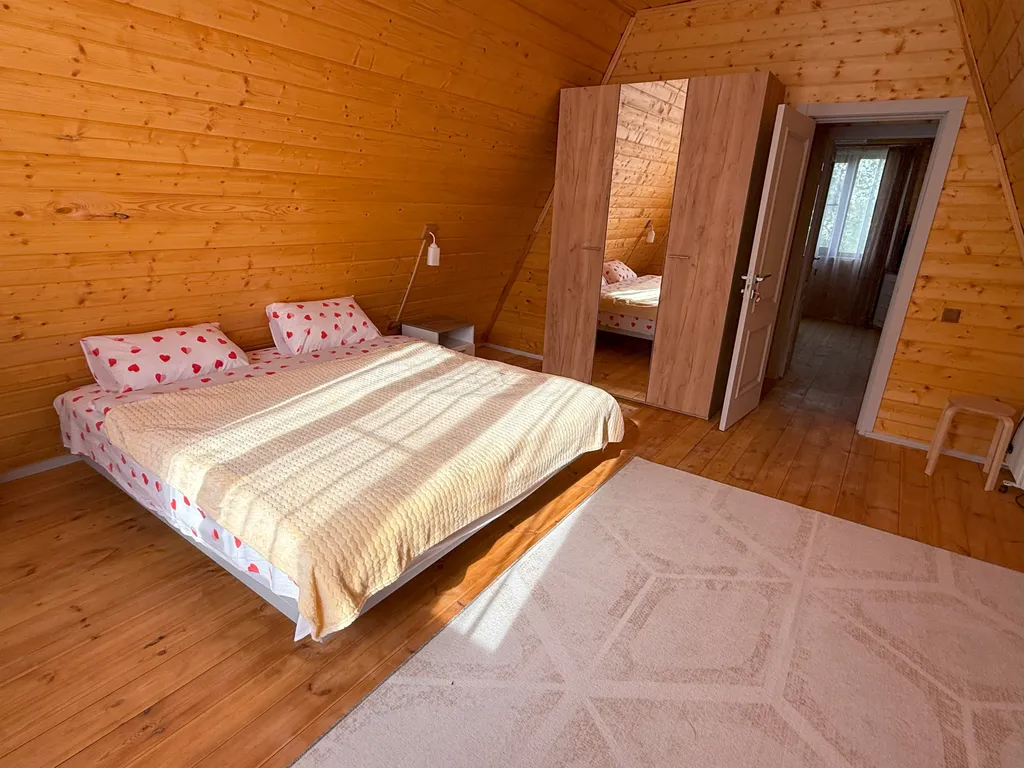 А-фрейм шалаш у леса