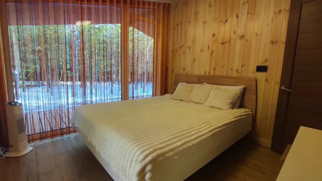 Глэмпинг в сосновом лесу