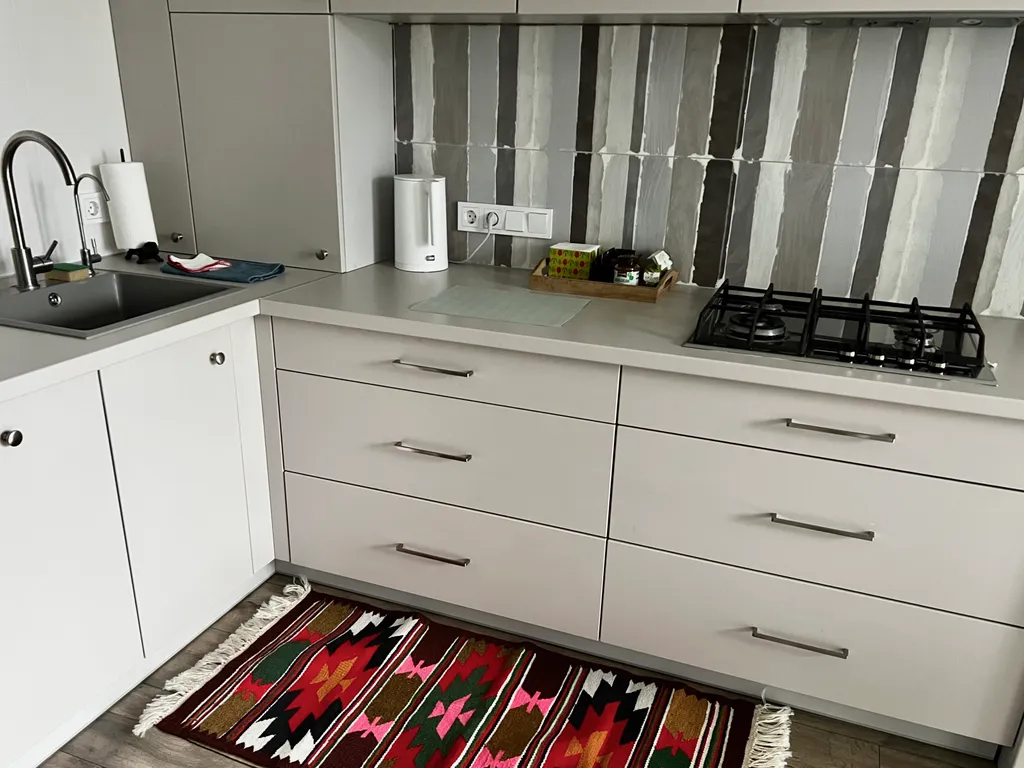 Современная уютная квартира около моря